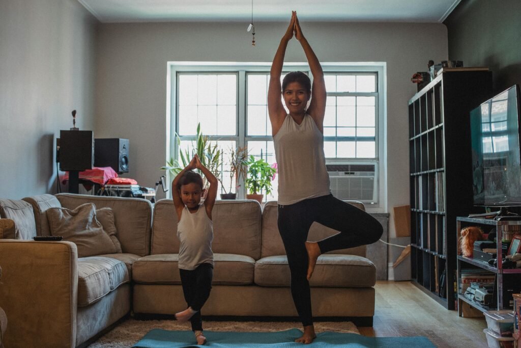 El equilibrio entre las responsabilidades del hogar, el trabajo y el cuidado de los niños puede hacer que encontrar tiempo para el ejercicio sea todo un desafío para muchas madres. Sin embargo, incorporar una rutina de ejercicio para mamá en el hogar puede ser la clave para mejorar tu bienestar físico y mental, sin la necesidad de equipo especializado o largas horas en el gimnasio. Este artículo está diseñado específicamente para las mamás que desean transformar su salud desde casa, ofreciendo una guía completa sobre ejercicios accesibles y efectivos, consejos de nutrición, y estrategias de motivación. Exploraremos cómo puedes integrar el ejercicio en tu rutina diaria, utilizando solo tu cuerpo y objetos cotidianos del hogar, para alcanzar tus metas de forma saludable y sostenible.