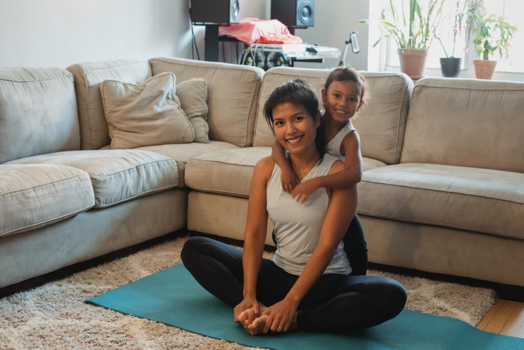 El equilibrio entre las responsabilidades del hogar, el trabajo y el cuidado de los niños puede hacer que encontrar tiempo para el ejercicio sea todo un desafío para muchas madres. Sin embargo, incorporar una rutina de ejercicio para mamá en el hogar puede ser la clave para mejorar tu bienestar físico y mental, sin la necesidad de equipo especializado o largas horas en el gimnasio. Este artículo está diseñado específicamente para las mamás que desean transformar su salud desde casa, ofreciendo una guía completa sobre ejercicios accesibles y efectivos, consejos de nutrición, y estrategias de motivación. Exploraremos cómo puedes integrar el ejercicio en tu rutina diaria, utilizando solo tu cuerpo y objetos cotidianos del hogar, para alcanzar tus metas de forma saludable y sostenible.